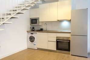 Fridge, microwave, oven, coffee/tea maker