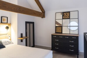 3 slaapkamers, een strijkplank/strijkijzer, gratis wifi, beddengoed