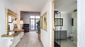 Een douche, handdoeken