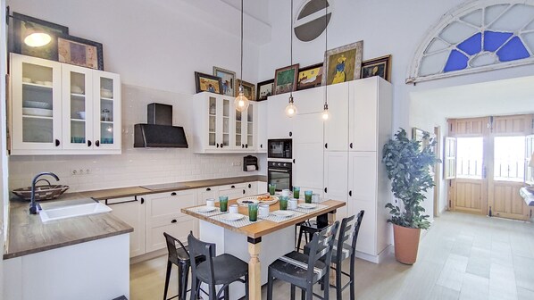 Een koelkast, een microgolfoven, een oven, een vaatwasser