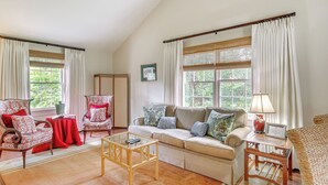 A living room with a sofa, two armchairs, a coffee table, and a side table with a lamp. - 2 Mi to Aiken Horse Park: South Carolina Apt (Aiken)