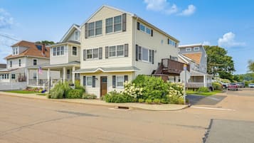 House (4 Bedrooms) | Exterior