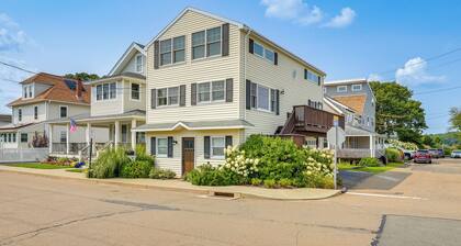 Walk to Beaches: Sunny East Haven Home w/ Grill