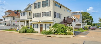 Walk to Beaches: Sunny East Haven Home w/ Grill