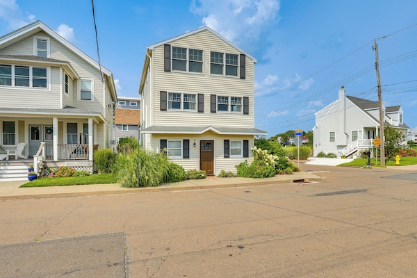 Walk To Beaches: Sunny East Haven Home W/ Grill - New Haven, CT