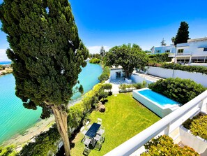 A residential property with a swimming pool, a lawn, and a view of a body of water. - Villa Punique Villa Exceptionnelle Avec vue mer (Carthage)