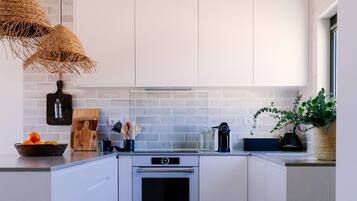 Fridge, oven, stovetop, dishwasher