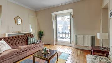 Una televisión, una oficina