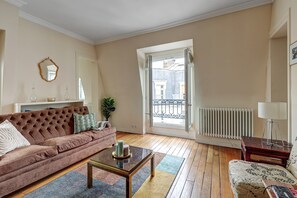 TV, offices - Lovely 1BR in the Heart of St Germain - Pont Neuf (Paris)
