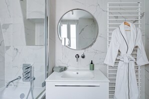 Shower, hair dryer, towels