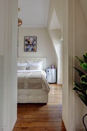 1 chambre, bureau, fer et planche à repasser, lit parapluie