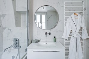 Chuveiro, secador de cabelo, toalhas de banho, sabonete