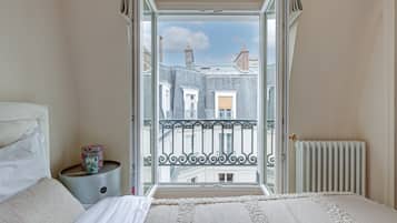 1 dormitorio, escritorio, tabla de planchar con plancha y cuna de viaje