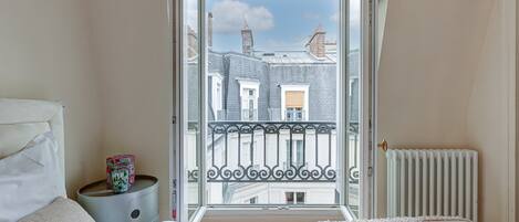 1 室のベッドルーム、デスク、アイロン / アイロン台、旅行用ベビーベッド