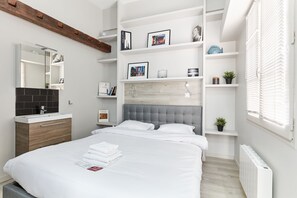 1 slaapkamer, een bureau, een strijkplank/strijkijzer, reisbedje