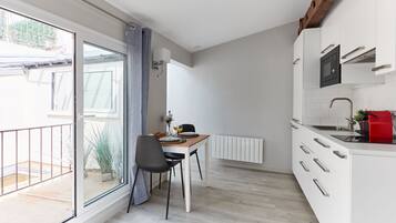 Kühlschrank, Mikrowelle, Herdplatte, Geschirrspüler