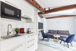 Kjøleskap, mikrobølgeovn, kokeplater og oppvaskmaskin