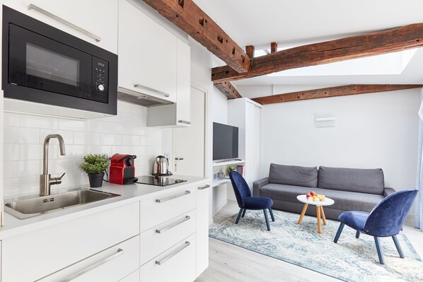 Een koelkast, een microgolfoven, een kookplaat, een vaatwasser