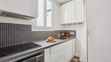 Réfrigérateur, micro-ondes, four, plaque de cuisson