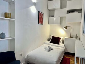 3 Schlafzimmer, Schreibtisch, Bügeleisen/Bügelbrett, Reisekinderbett
