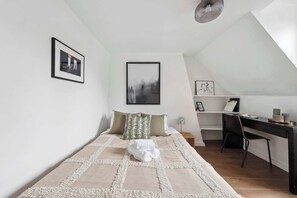 3 chambres, bureau, fer et planche à repasser, lit parapluie