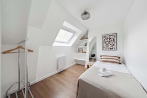 3 Schlafzimmer, Schreibtisch, Bügeleisen/Bügelbrett, Reisekinderbett