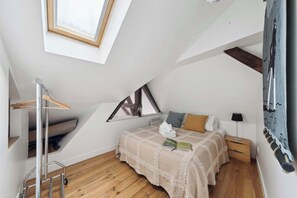 3 bedrooms, desk, iron/ironing board, travel cot