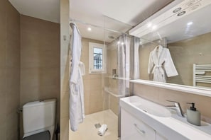 Douche, sèche-cheveux, serviettes fournies