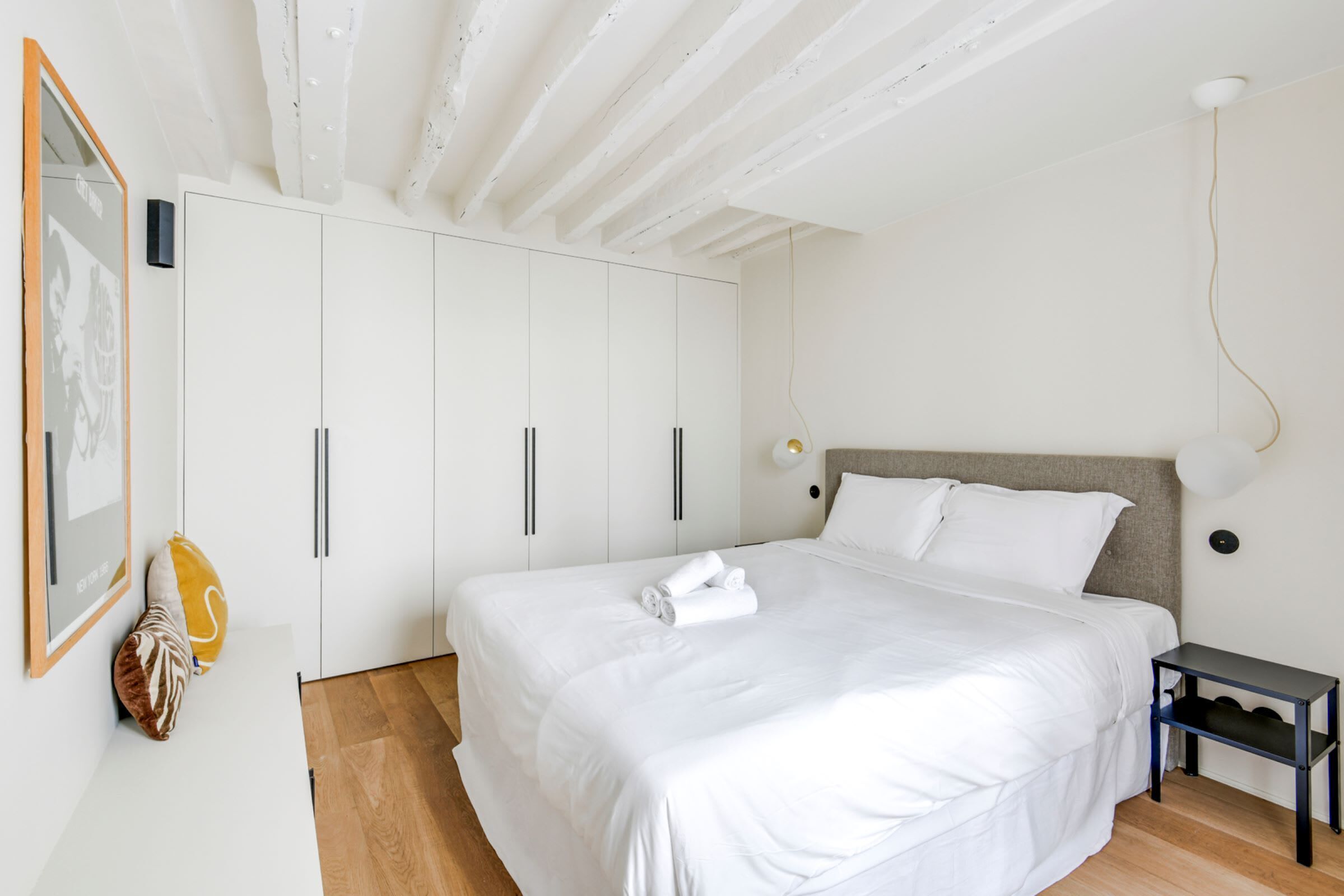 2 chambres, bureau, fer et planche à repasser, lit parapluie