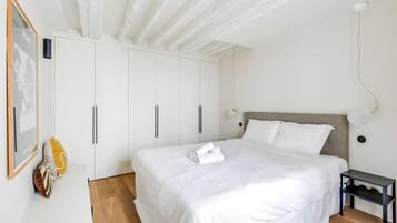 2 chambres, bureau, fer et planche Ă repasser, lit parapluie