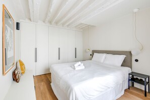 2 chambres, bureau, fer et planche à repasser, lit parapluie