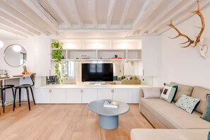 TV, offices - Spacious 2BR by Musee d'Orsay - Seine (Paris)