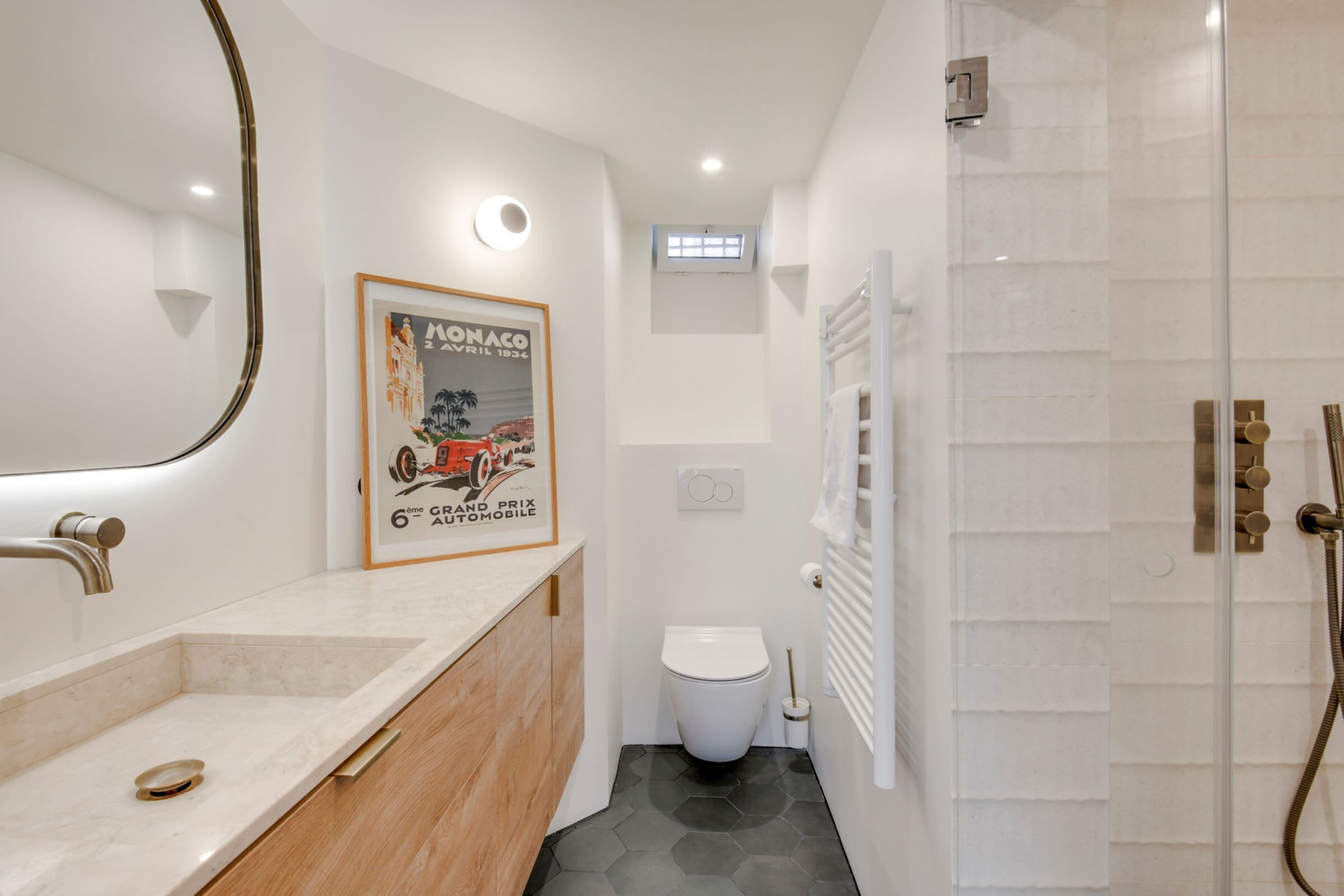 Douche, sèche-cheveux, serviettes fournies, savon