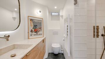 Douche, sèche-cheveux, serviettes fournies, savon