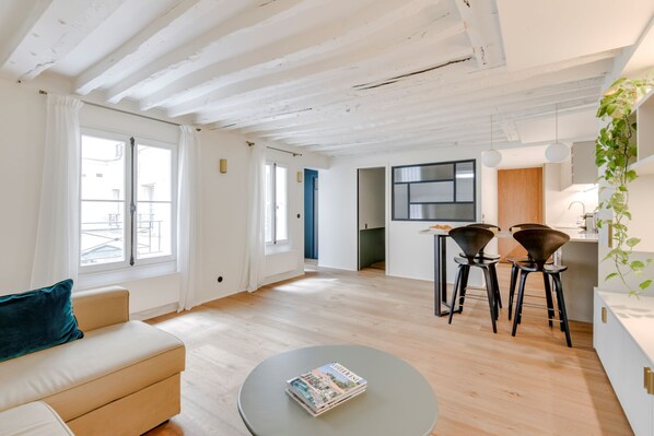 TV, offices - Spacious 2BR by Musee d'Orsay - Seine (Paris)