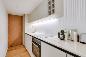 冷蔵庫、オーブン、コンロ、食器洗い機