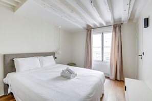 2 室のベッドルーム、デスク、アイロン / アイロン台、旅行用ベビーベッド