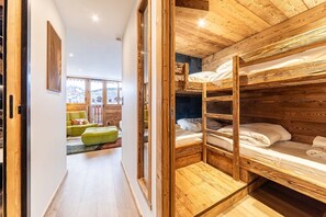 4 室のベッドルーム、WiFi (無料)、ベッドシーツ