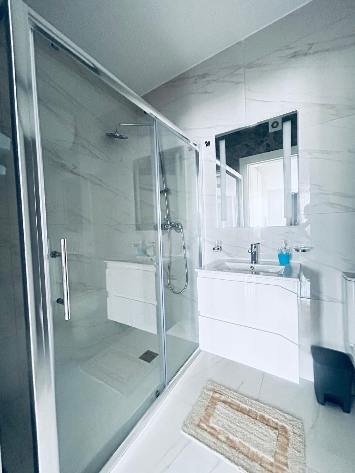 Douche, sèche-cheveux, serviettes fournies, savon