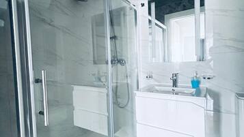 Douche, sĂšche-cheveux, serviettes fournies, savon