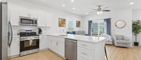 Microondas, horno, parrilla de estufa y lavavajillas