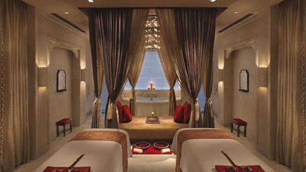 A luxurious room with two beds, a view of the sea, and a chandelier. - Hotel Olive Tree (Agra)