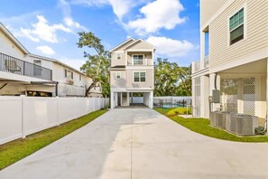 Property grounds - Modern BeachHouse Pool Sleeps 8 Close to Boardwalk (Myrtle Beach)