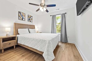 4 bedrooms, iron/ironing board, WiFi, bed sheets - Modern BeachHouse Pool Sleeps 8 Close to Boardwalk (Myrtle Beach)