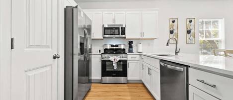 Geladeira, micro-ondas, fogão, cooktop