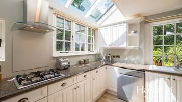 House | 4 bedrooms, desk, iron/ironing board, Internet