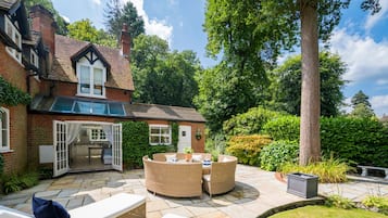 House | 4 bedrooms, desk, iron/ironing board, Internet
