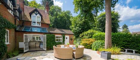 Casa | 4 quartos, escrivaninha, ferros/tábuas de passar roupa