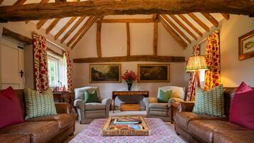 6 bedrooms, desk, iron/ironing board, Internet