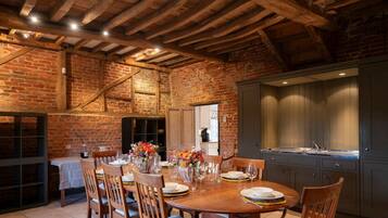 House | 6 bedrooms, desk, iron/ironing board, Internet